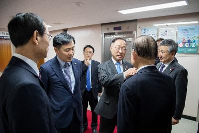 한국지엠 군산공장 정상화 촉구 서명부 전달(국무조정실)