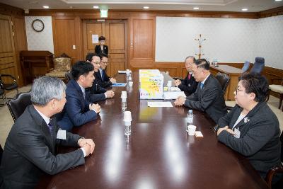 한국지엠 군산공장 정상화 촉구 서명부 전달(국무조정실)