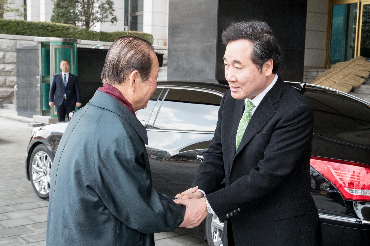 한국지엠 군산공장 정상화 촉구 서명부 전달(국무조정실)