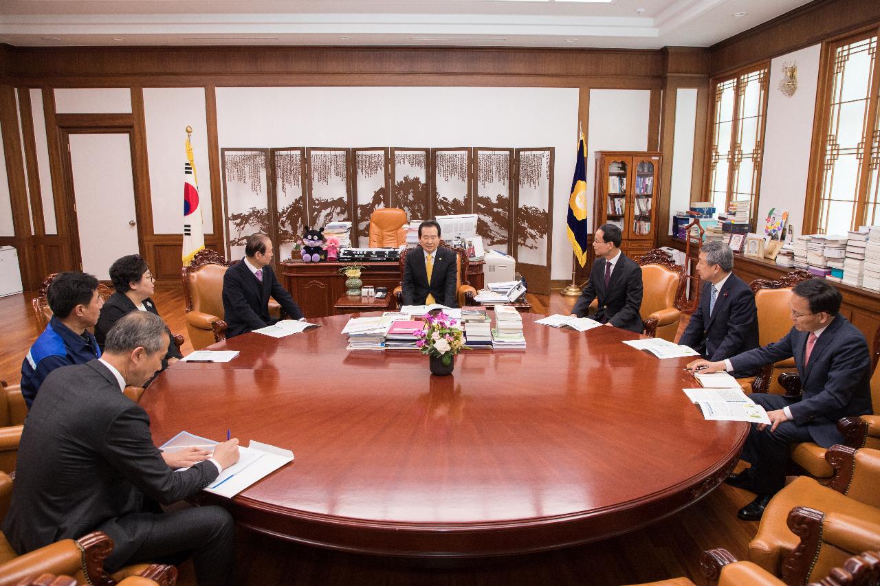 한국지엠 군산공장 정상화 촉구 서명부 전달(국회의장)