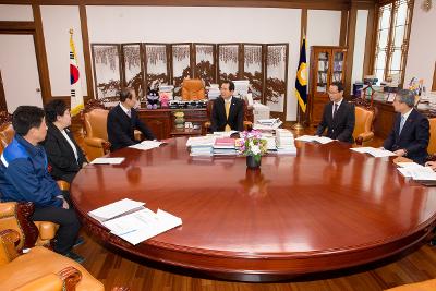 한국지엠 군산공장 정상화 촉구 서명부 전달(국회의장)