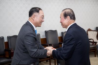 한국지엠 군산공장 정상화 촉구 서명부 전달(국무조정실)