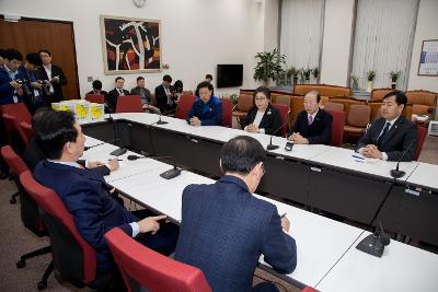 한국지엠 군산공장 정상화 촉구 서명부 전달(국회)