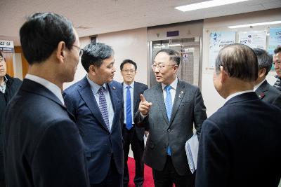 한국지엠 군산공장 정상화 촉구 서명부 전달(국무조정실)