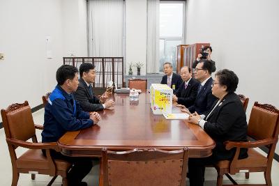 한국지엠 군산공장 정상화 촉구 서명부 전달(국회)