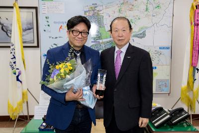 군산시립합창단 지휘자 감사패 수여