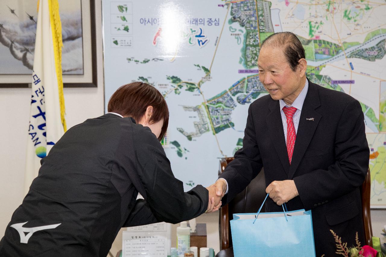 체육회 조정팀 육상팀과 기념촬영