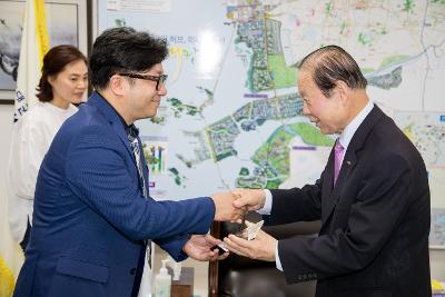 군산시립합창단 지휘자 감사패 수여