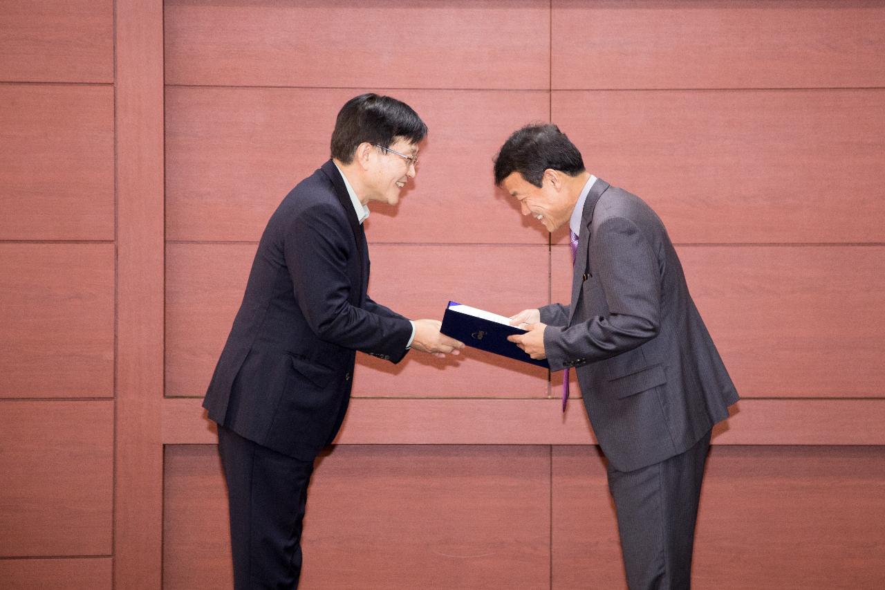 한국서비스품질 우수기관 인증서 전달