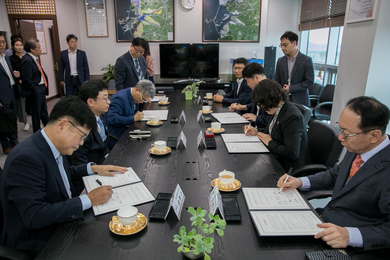 건설기계 및 수상형 태양광 평가 연구기관 투자협약식