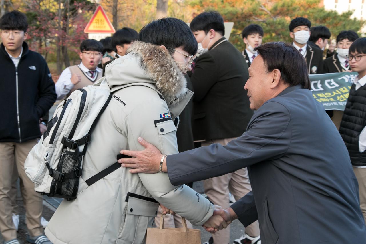 수능시험장 격려방문