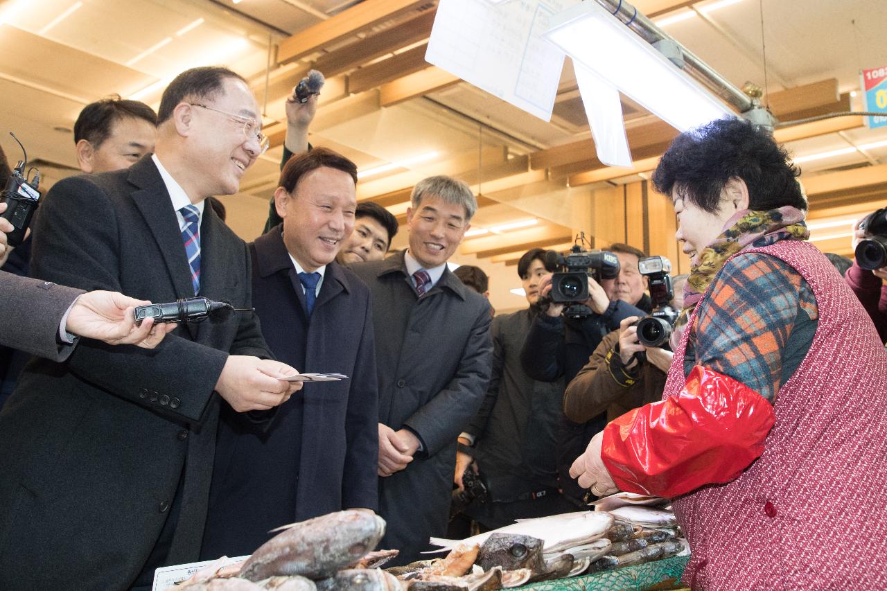 경제부총리 설 명절 전통시장 방문