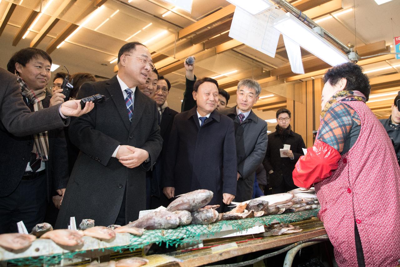 경제부총리 설 명절 전통시장 방문