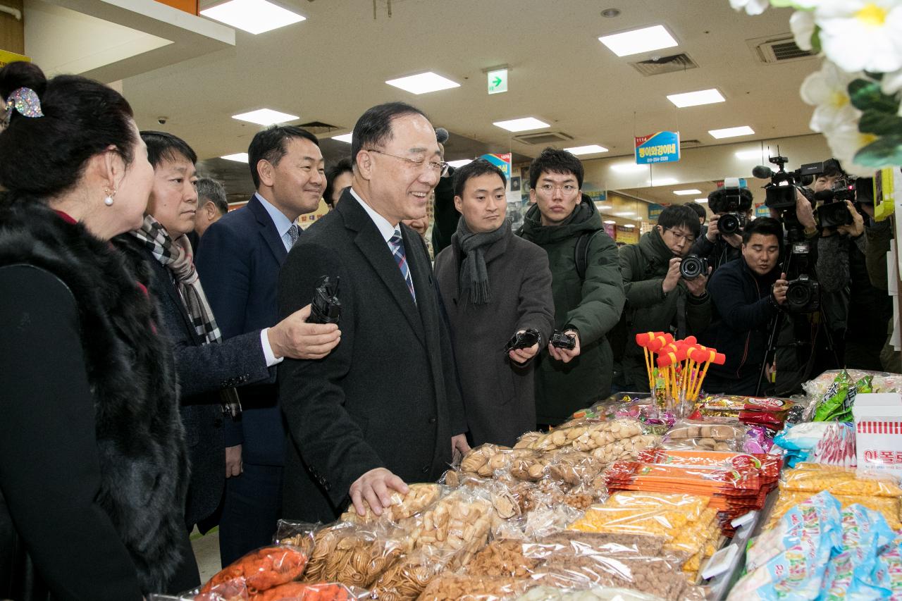 경제부총리 설 명절 전통시장 방문