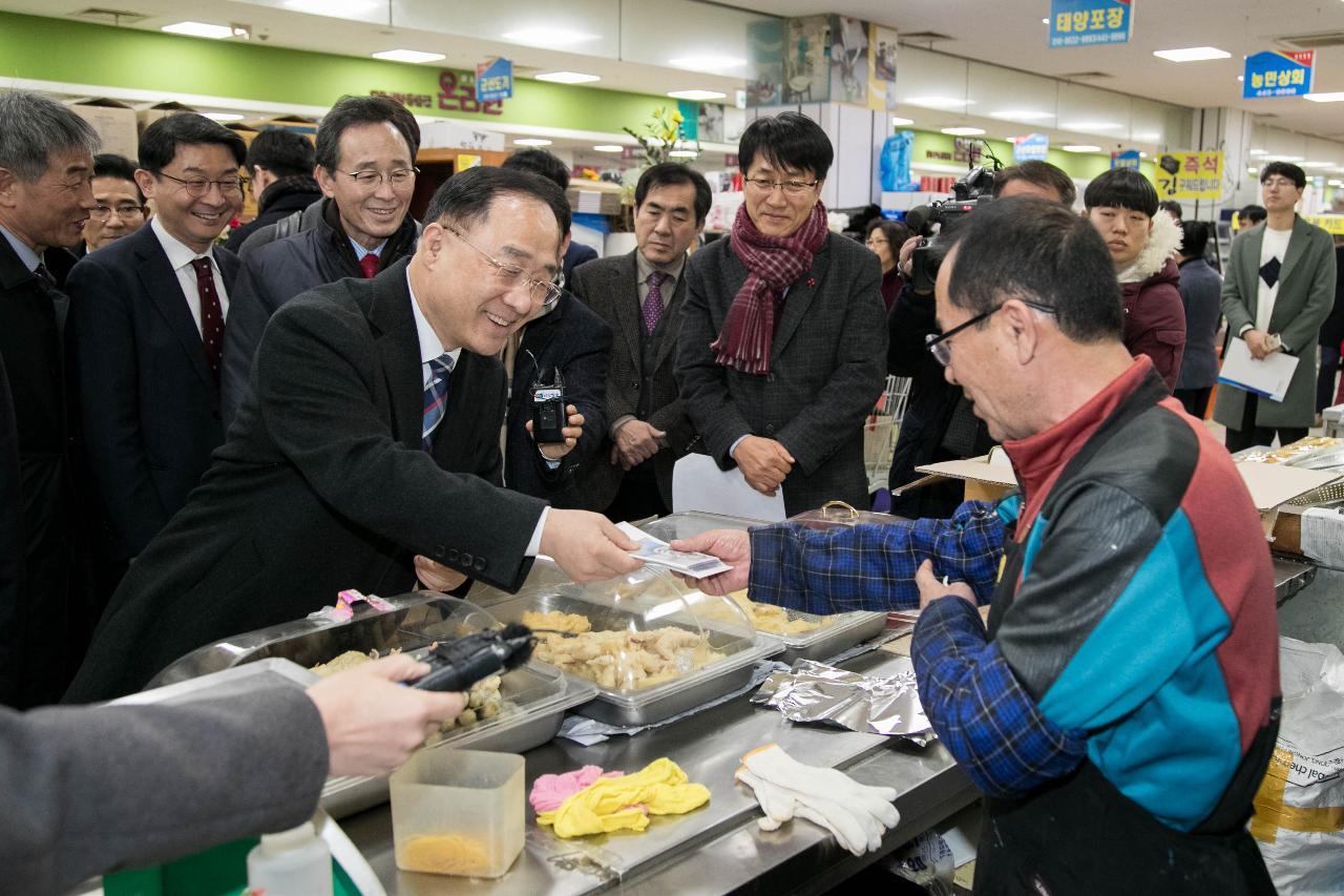 경제부총리 설 명절 전통시장 방문