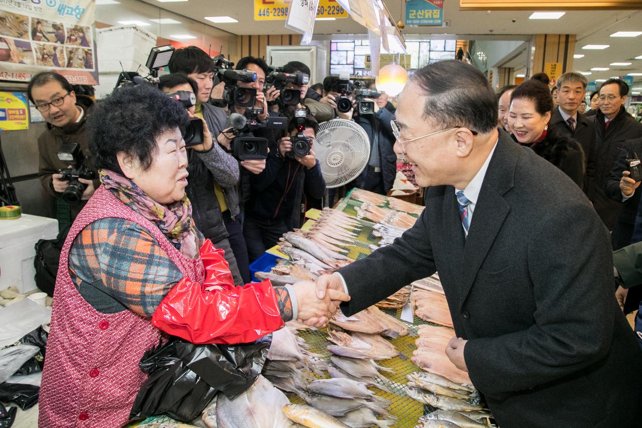 경제부총리 설 명절 전통시장 방문