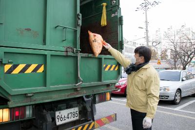 자가격리대상 전담공무원 폐기물수거