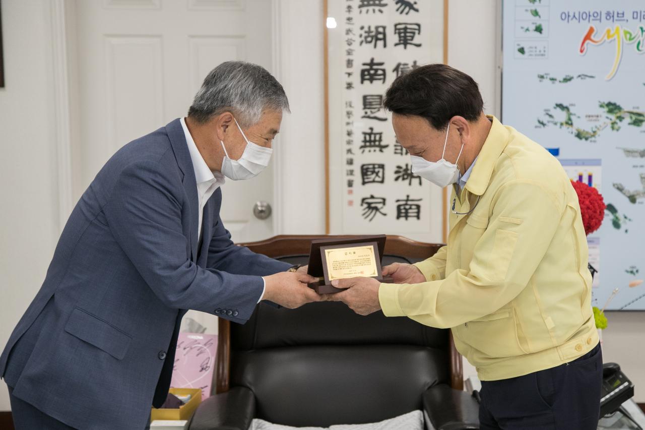 군산사랑상품권발행 2주년 기념 감사패 전달