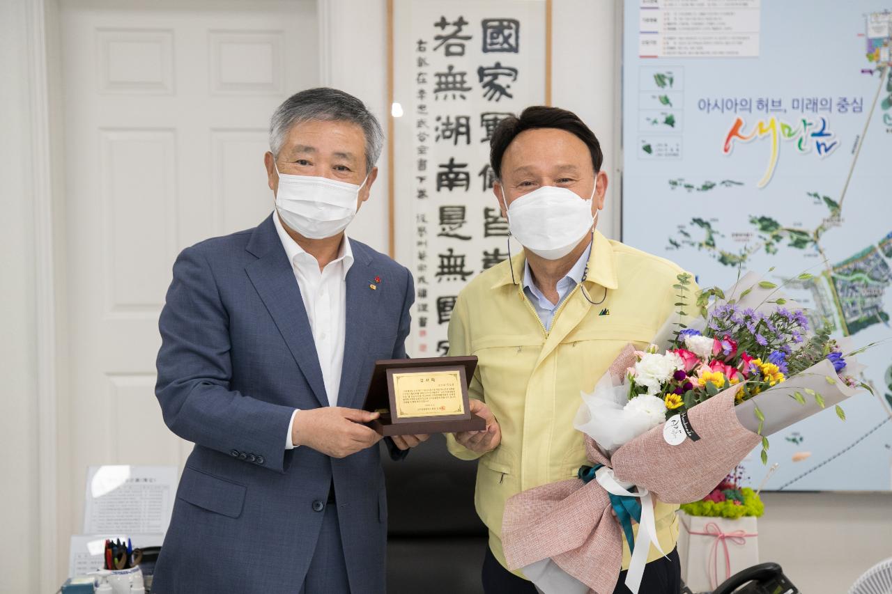 군산사랑상품권발행 2주년 기념 감사패 전달