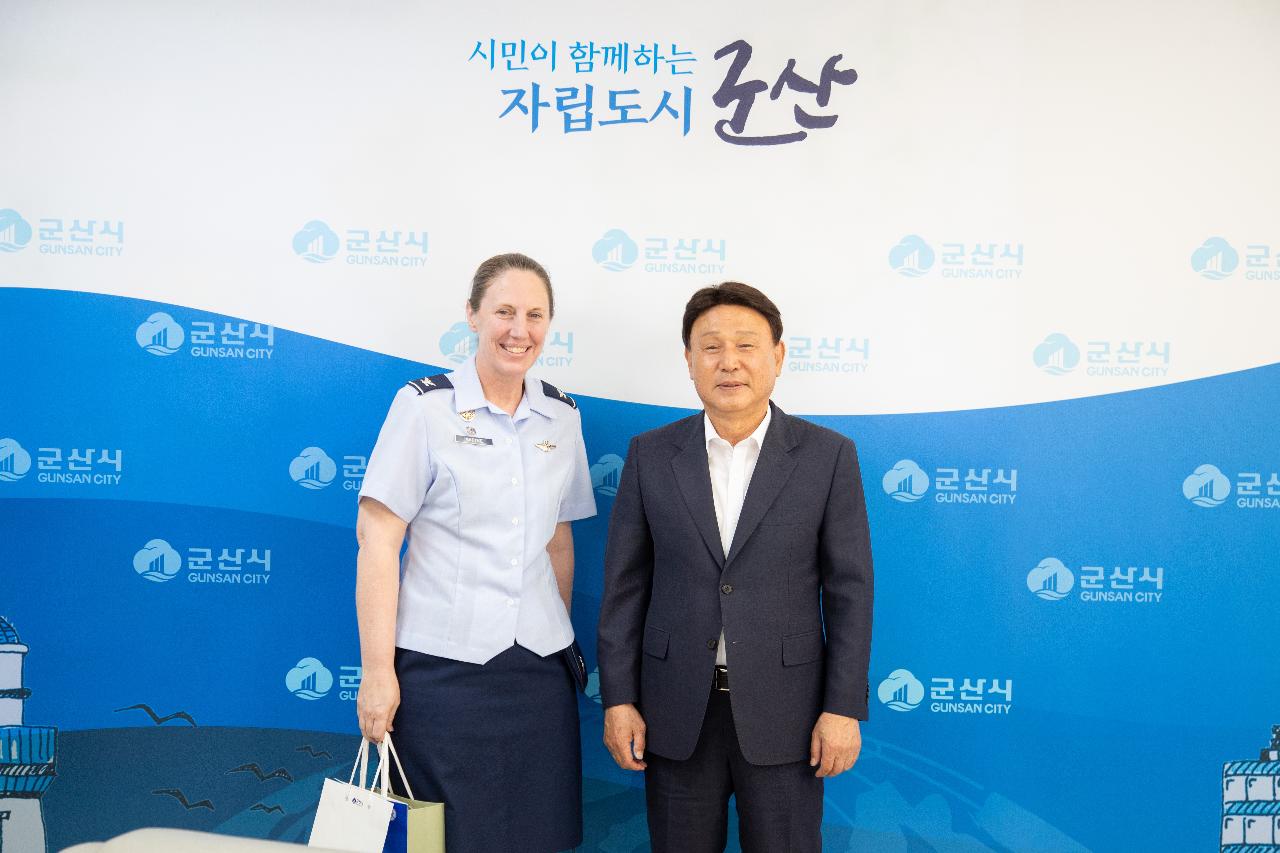 미공군 제8전투비행단 신임단장 시청 예방