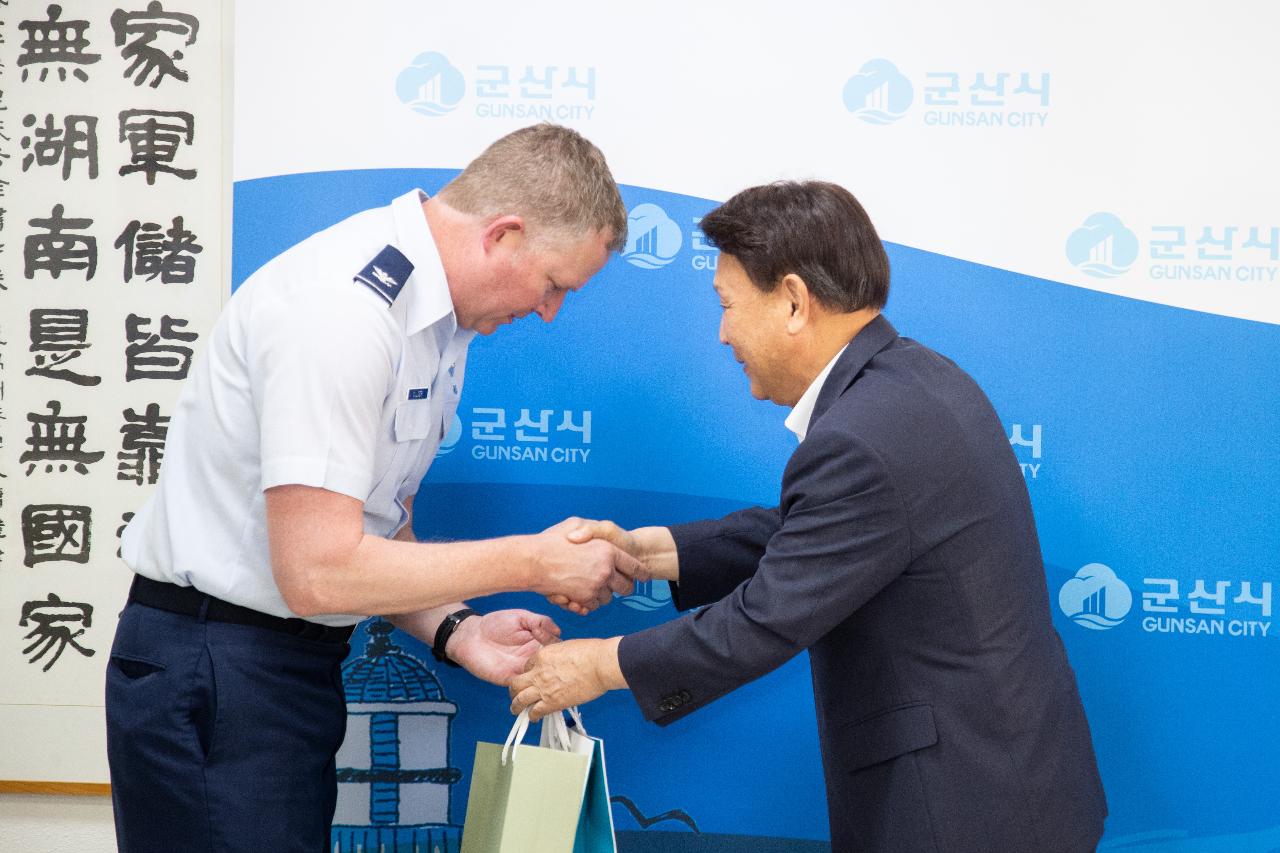 미공군 제8전투비행단 신임단장 시청 예방