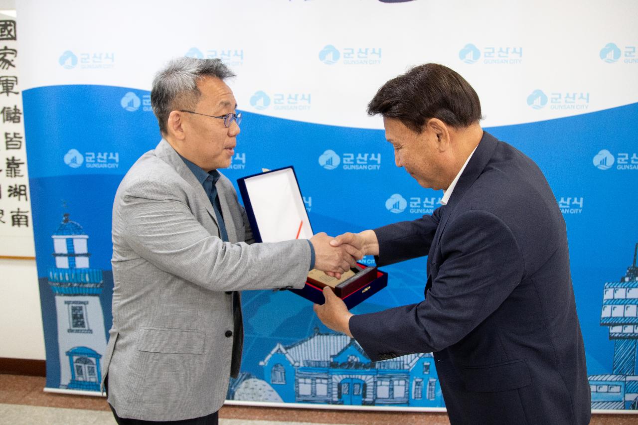 주광영 군산시립합창단 지휘자 감사패 수여식