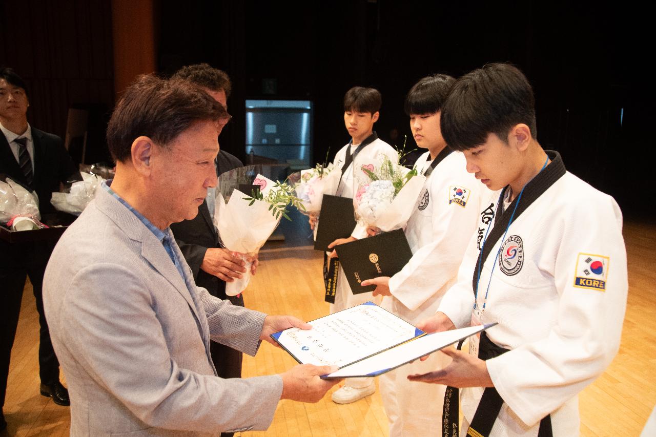 2025년 예술 체육 기능 상업 과학 분야 지역인재 장학증서 수여식