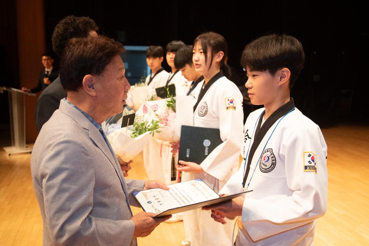 2025년 예술 체육 기능 상업 과학 분야 지역인재 장학증서 수여식