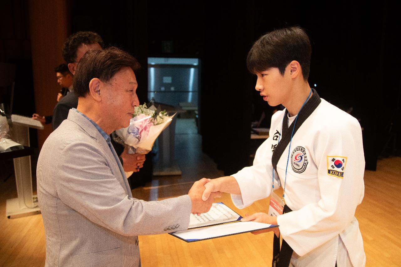 2025년 예술 체육 기능 상업 과학 분야 지역인재 장학증서 수여식
