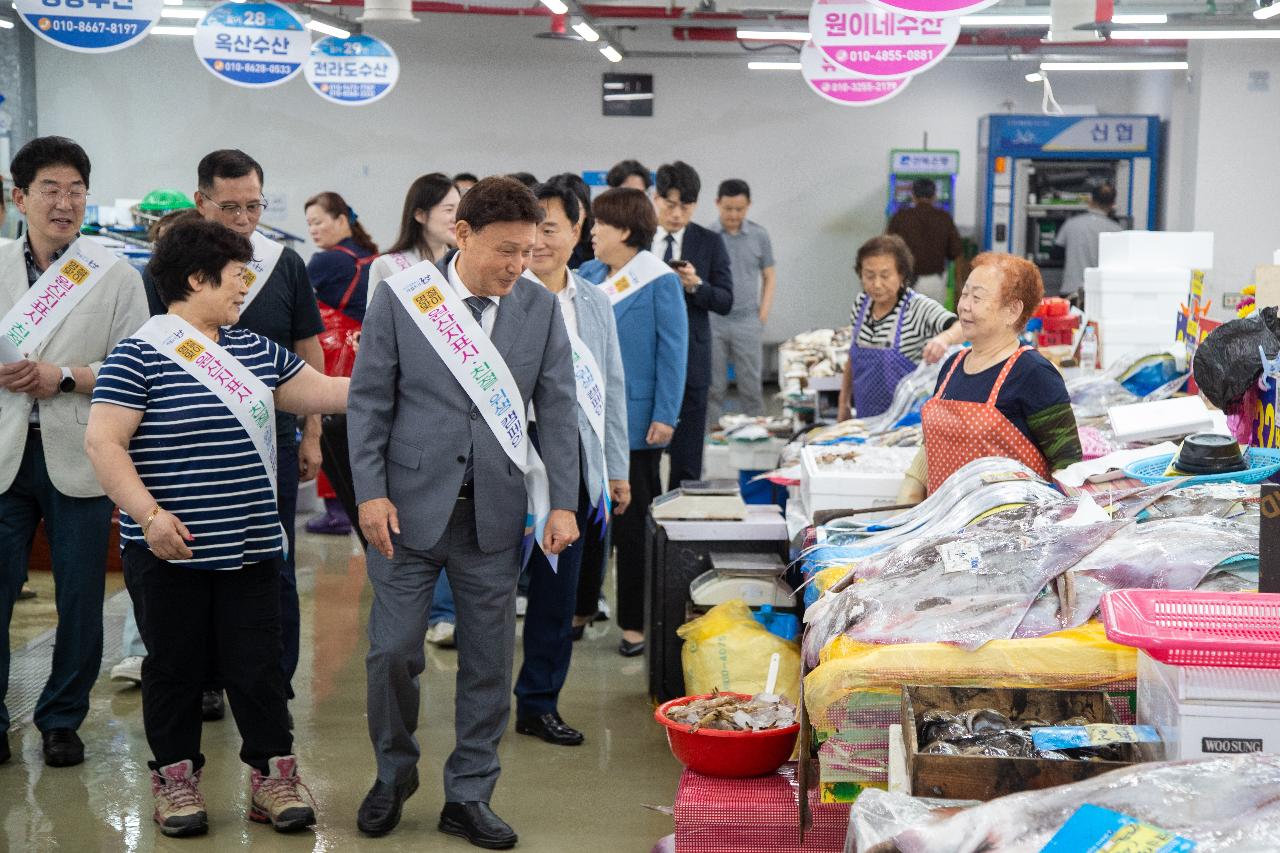 군산수산물종합센터 상인 격려 방문