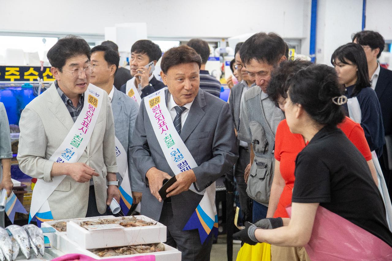 군산수산물종합센터 상인 격려 방문