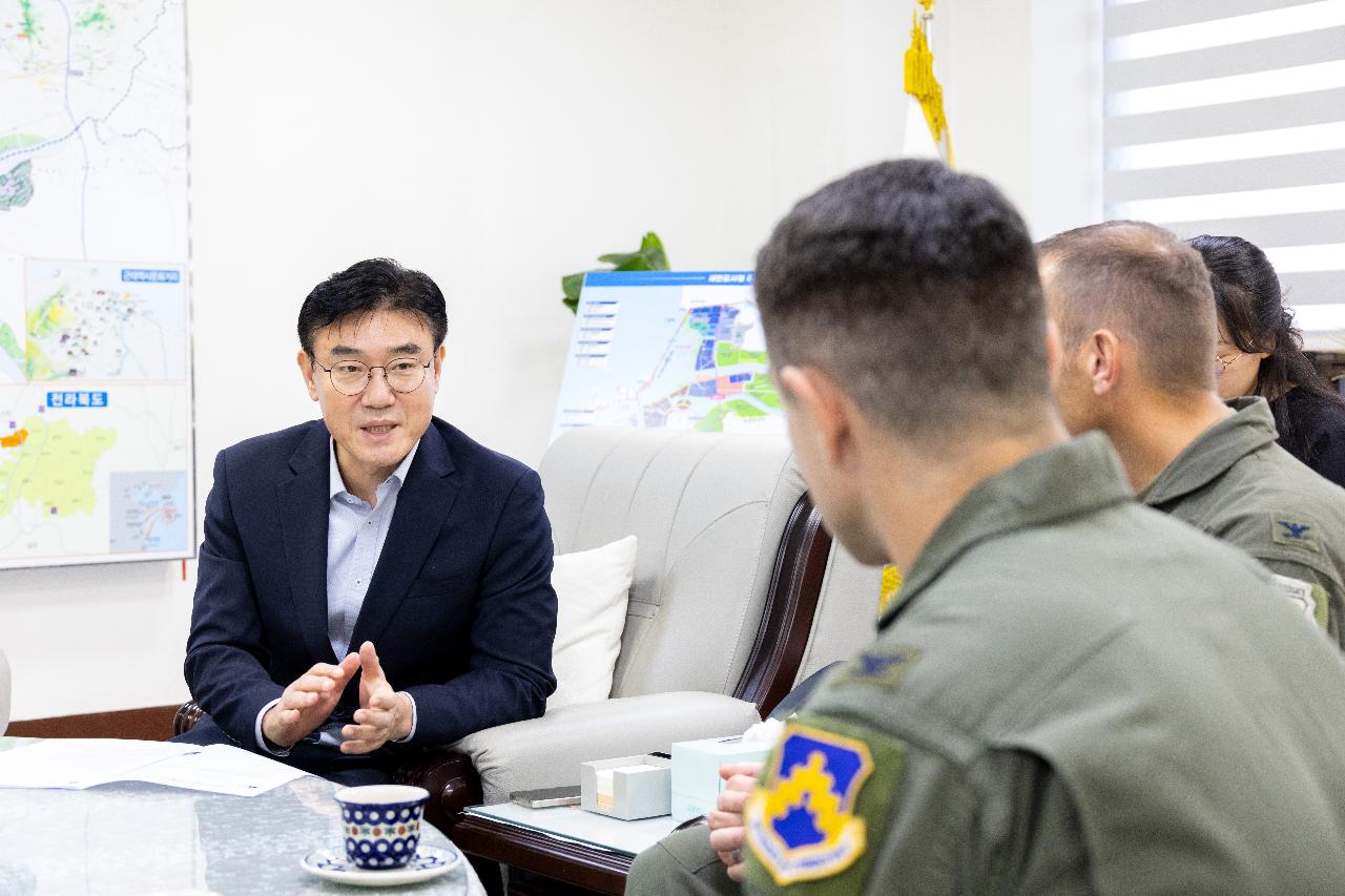 미공군 제8전투비행단 신임단장 예방
