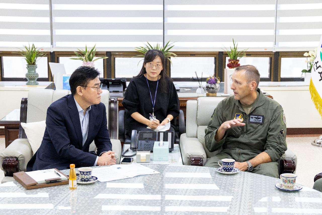 미공군 제8전투비행단 신임단장 예방