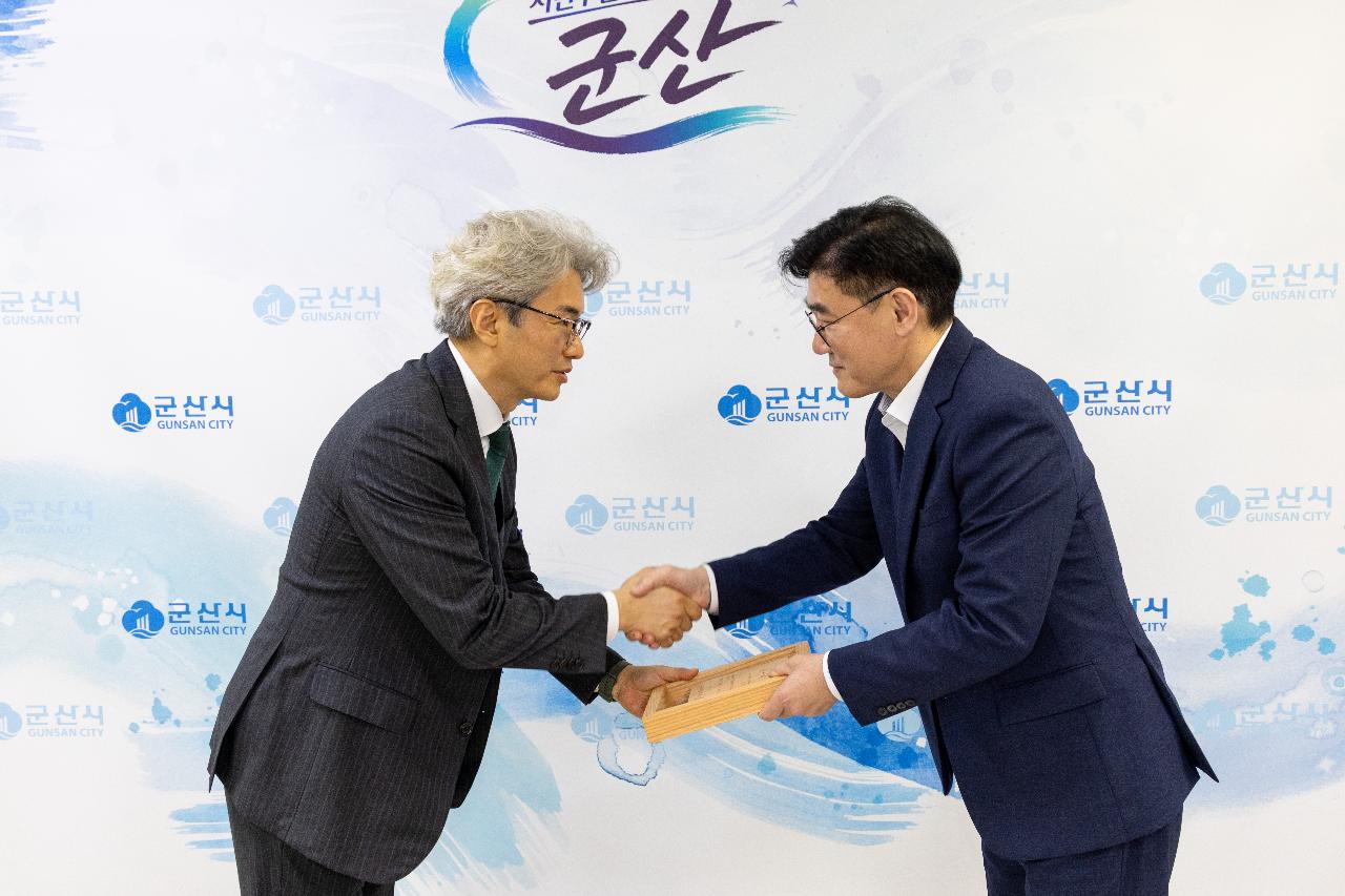 국제관계 명예 자문관 위촉증 수여식